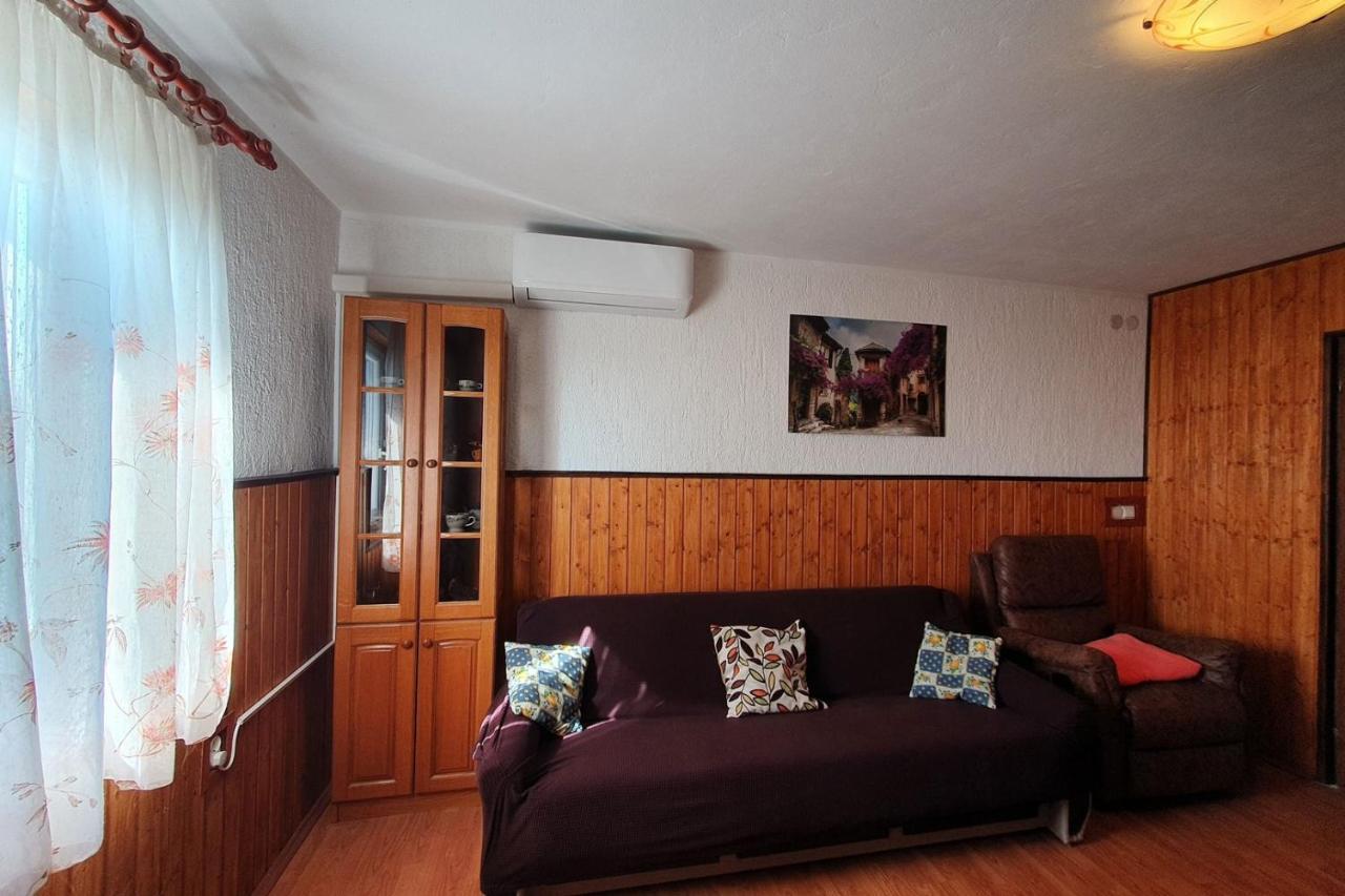 Apartment Mirella For 6 Persons Located In Central Istria Gradinje Exterior photo