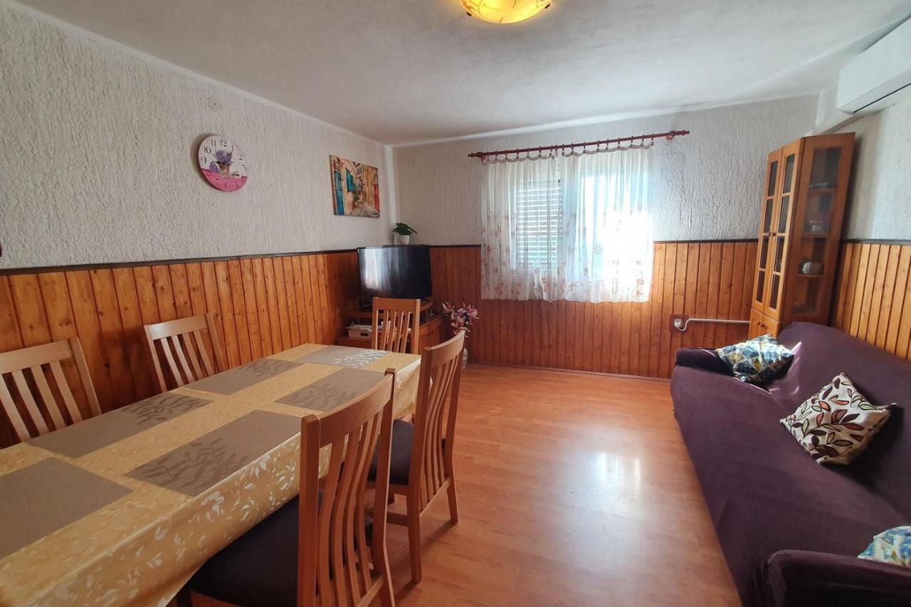 Apartment Mirella For 6 Persons Located In Central Istria Gradinje Exterior photo