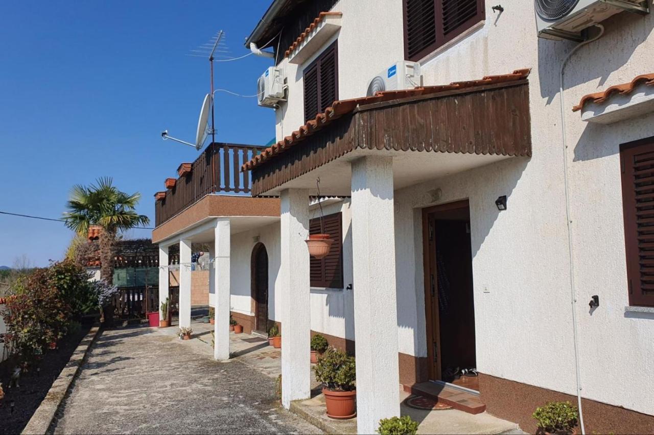 Apartment Mirella For 6 Persons Located In Central Istria Gradinje Exterior photo