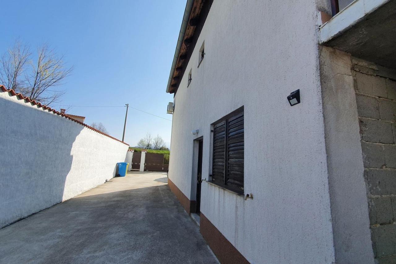 Apartment Mirella For 6 Persons Located In Central Istria Gradinje Exterior photo