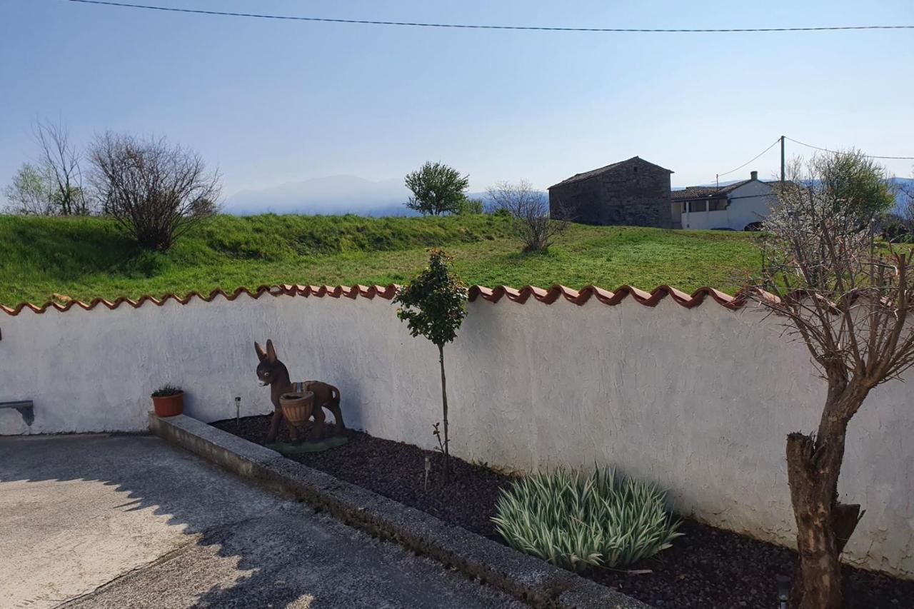 Apartment Mirella For 6 Persons Located In Central Istria Gradinje Exterior photo